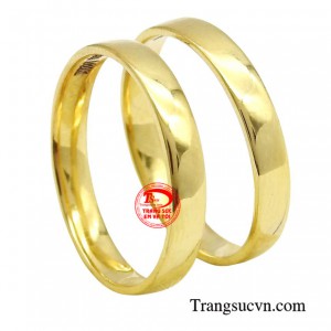 Cặp nhẫn không chỉ là biểu tượng cho tình yêu và chân thành mà còn thể hiện sự thanh khiết và chắc chắn của mối quan hệ.