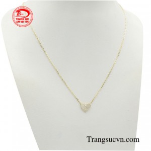 Chiếc dây được chế tác nhẹ nhàng mang lại cảm giác thoải mái và phù hợp với nhiều cỡ cổ khác nhau của người đeo.