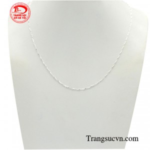 Dây chuyền bạc ý ấn tượng mang đến vẻ đẹp bền vững, trường tồn, sẽ mãi tỏa ngát hương, khoe sắc qua thời gian.