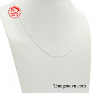 Dựa trên nguồn cảm hứng đó mà EVT lựa chọn dây chuyền được làm từ chất liệu bạc 925 tạo nên vẻ đẹp lạ mắt, quyến rũ.