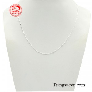 Dây chuyền bạc ý thanh mảnh thiết kế nhẹ nhàng nhưng vẫn giúp người đeo tôn lên vẻ đẹp nữ tính.