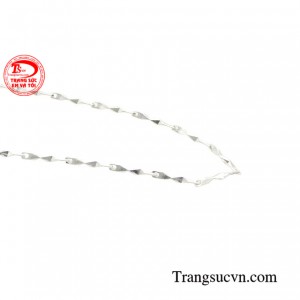 Với chất liệu bạc 925 sẽ giúp bạn có một sức đề kháng tốt để chống lại những tác động xấu từ môi trường.