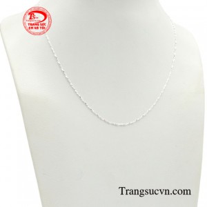 Với kiểu dáng mềm mại sẽ giúp bạn thướt tha nữ tính hơn trong các bộ trang phục.