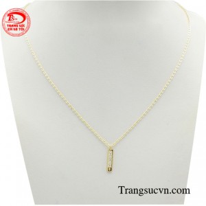 Dây chuyền nữ vàng trẻ trung được thiết kế nhẹ nhàng giúp người đeo ôm trọn vòng cổ.