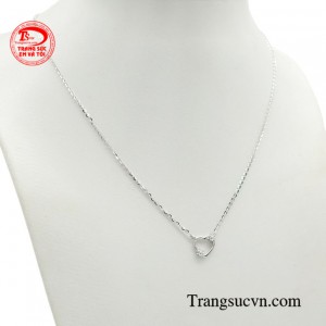 Đeo một chiếc dây chuyền phù hợp giúp gương mặt bạn trở nên tươi vui hơn và nổi bật giữa đám đông.