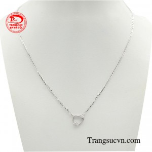 Dây chuyền vàng trắng trái tim được làm từ chất liệu vàng trắng giúp người đeo khẳng định vị thế và trở nên tự tin hơn.