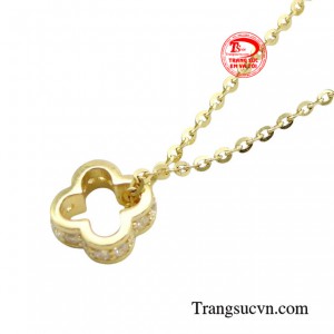 Chỉ cần đeo một sợi dây chuyền, chiếc cổ cao và bờ vai hững hờ của các cô nàng dễ dàng thu hút ánh nhìn đầy mê hoặc từ xung quanh.