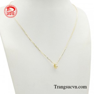 Mẫu dây chuyền được thiết kế đơn giản phù hợp với mọi lứa tuổi cũng như cách phối nhiều loại trang phục khác nhau.