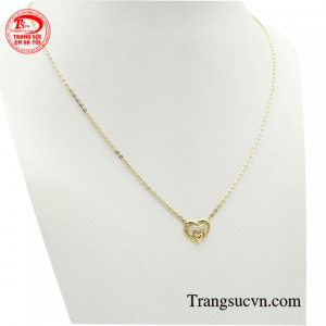Điểm nhấn đặc biệt của chiếc dây chuyền chính là mặt dây hình hai trái tim lồng vào nhau.
