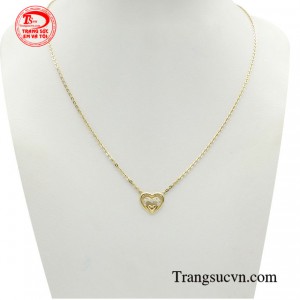 Giấc mơ hạnh phúc được chế tác theo kiểu dáng chữ O đơn giản nhưng tinh tế, tạo nên sự thanh lịch và hiện đại.