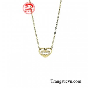 Chiếc dây chuyền này thường được xem như một món quà ý nghĩa để thể hiện tình cảm sâu sắc dành cho người mà mình yêu.