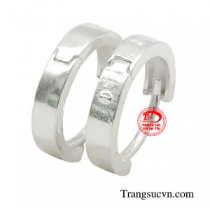 Hoa tai bạc ấn tượng được làm từ bạc 925 phong cách thanh lịch nữ tính.