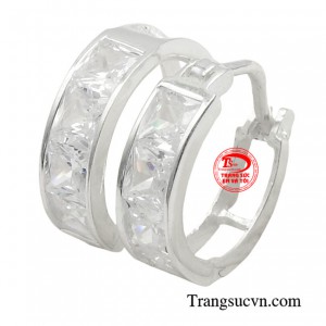Hoa tai bạc cuốn hút với thiết kế sang trọng, phong cách nữ tính giúp phái đẹp càng thêm quyến rũ.