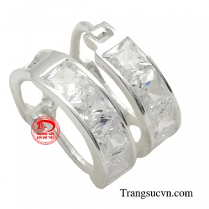 Các chị em có thể dễ dàng kết hợp đôi hoa tai này cùng các phụ kiện hay trang phục khác nhau.