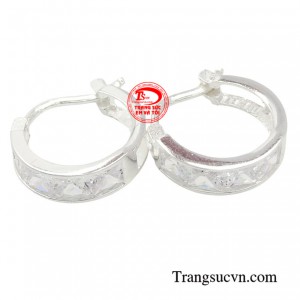Với đôi hoa tai nhẹ nhàng, phù hợp với phong cách cũng đủ để giúp gương mặt các chị em bừng sáng hơn.