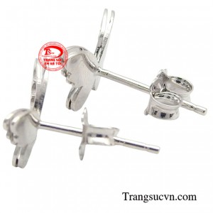Thiết kế nhỏ nhắn mang đến đôi hoa tai tinh tế và nữ tính.