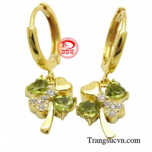 Hoa tai peridot stone không chỉ là món đồ trang sức mà còn là phụ kiện thời trang giúp bạn thêm nổi bật hơn.