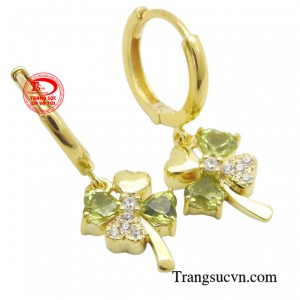 Viên đá peridot ở trung tâm mỗi chiếc lá cỏ 4 lá mang màu xanh lục óng ánh, tượng trưng cho sự hy vọng và sự sống.