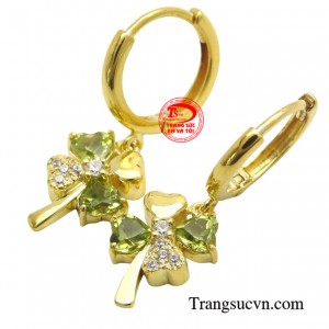 Với thiết kế đơn giản nhưng không kém phần sang trọng, phù hợp với nhiều phong cách thời trang khác nhau.