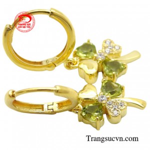 Diện một đôi hoa tai peridot giúp gương mặt của bạn trở nên rạng ngời hơn.