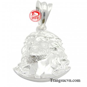 Với chất liệu bạc cao cấp, hình ảnh Chúa Giêsu được khắc họa tinh xảo, chiếc mặt dây chuyền này trở thành vật phẩm được nhiều người yêu thích và lựa chọn.