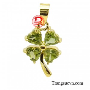 Mặt dây chuyền peridot stone với thiết kế vàng 10k mang đến một màu vàng nhẹ nhàng, không quá chói lóa, tạo nên sự hài hòa với sắc xanh của peridot.