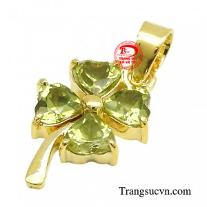 Nổi bật của chiếc mặt dây là màu xanh của viên đá chủ peridot có khả năng tăng cường sự tự tin và giúp bạn thể hiện bản thân một cách tốt hơn.
