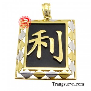 Chiếc mặt dây giúp các anh gây ấn tượng với mọi người xung quanh.