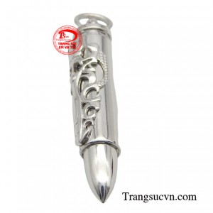 Chiếc mặt dây tôn lên sự táo bạo và thu hút của quý ông vừa tạo nên sự bí ẩn quyến rũ cho phái mạnh.