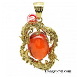 Mặt dây rồng dũng mãnh được khắc họa hình ảnh con rồng uy quyền, tượng trưng cho sức mạnh, sự thông minh và may mắn.