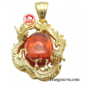 Nổi bật của chiếc mặt dây là viên đá nhân tạo màu đỏ rực rỡ ở chính giữa mặt dây chuyền tạo nên một điểm nhấn ấn tượng, thu hút mọi ánh nhìn.