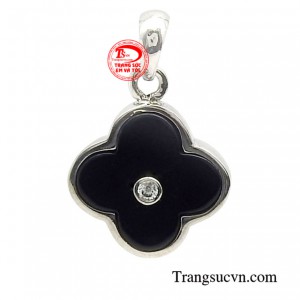 Mặt dây vàng trắng 10k được thiết kế với biểu tượng của cỏ bốn lá mang lại nhiều may mắn cho người sở hữu.