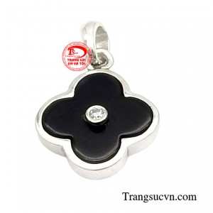 Với chất liệu vàng trắng đang là sự lựa chọn hoàn hảo của những người yêu thích sự tinh tế và sang trọng.