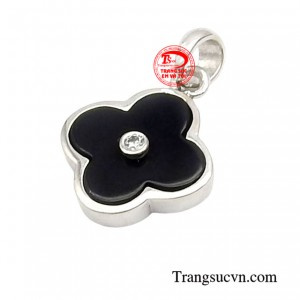 Chiếc mặt dây có thể giúp bạn dễ phối đồ với những bộ trang phục khác nhau từ đơn giản đến thanh lịch nhưng vẫn tôn lên vẻ đẹp rạng ngời.