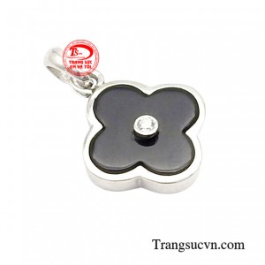 Màu trắng sáng của vàng tạo nên một nền tảng hoàn hảo để tôn lên vẻ đẹp của viên đá ở giữa.