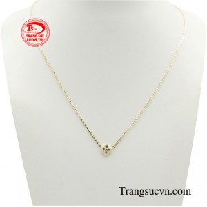 Món quà hạnh phúc được thiết kế theo hình chữ O tròn đầy, tạo cảm giác nhẹ nhàng, thanh lịch. 