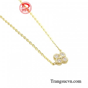 Chiếc dây chuyền được chế tác từ vàng 10k, mang đến độ bền đcao, màu sắc vàng sáng bóng và không bị xỉn màu theo thời gian.