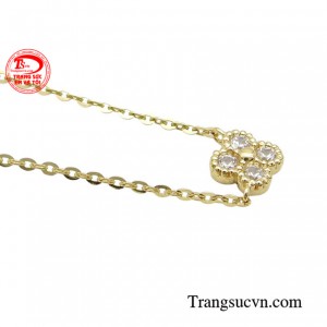 Đeo một chiếc dây chuyền cỏ bốn lá luôn mang lại niềm tin và hi vọng và những điều may mắn cho người đeo.