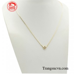 Nổi bật của chiếc dây là hình ảnh cỏ bốn lá - một biểu tượng may mắn được yêu thích trên toàn thế giới.