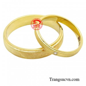 Nhẫn cưới vàng thủy chung son sắc đính viên đá chủ cz là một lựa chọn phổ biến và tinh tế cho các cặp đôi hiện đại.