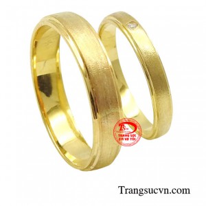 Cặp nhẫn cưới vàng thủy chung son sắc là lời hứa về một tình yêu bền vững và hạnh phúc.