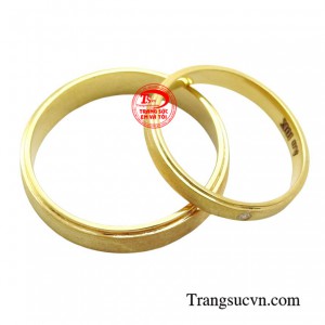 Với thiết kế đơn giản nhưng không kém phần sang trọng, cặp nhẫn này mang đến vẻ đẹp vượt thời gian và ý nghĩa sâu sắc.