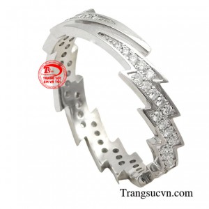 Nhẫn nam kim cương cá tính là sự kết hợp hoàn hảo giữa vàng trắng 18k và những viên kim cương sáng lấp lánh tạo nên một chiếc nhẫn hoàn hảo.