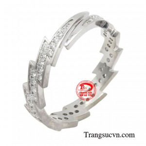 Với thiết kế độc đáo, chiếc nhẫn được cách điệu tinh xảo hình ảnh tia sét tạo nên vẻ đẹp tinh tế và sang trọng.