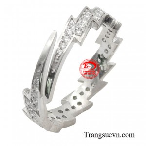 Những đường nét mạnh mẽ, góc cạnh thể hiện sự nam tính và cá tính của người đeo.