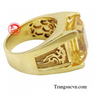 Sở hữu một chiếc nhẫn thạch anh giúp các anh mang lại sự may mắn, thịnh vượng trong công việc cũng như trong cuộc sống.