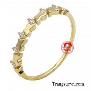 Nhẫn nữ vàng 18k thanh mảnh là một tuyệt tác tinh xảo, kết hợp hài hòa giữa sự đơn giản, tinh tế và lấp lánh. 