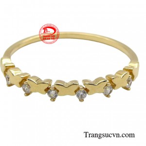 Điểm nổi bật của chiếc nhẫn là có gắn đá cz có độ bóng sáng tạo nên vẻ đẹp lấp lánh nhằm thu hút mọi ánh nhìn.