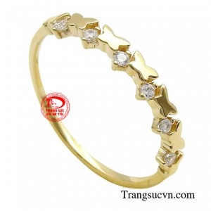 Chiếc nhẫn được chế tác trên chất liệu vàng 18k có độ bền và sang trọng, phù hợp với mọi loại da.