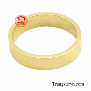 Với sự đơn giản này giúp chiếc nhẫn trở nên đa năng, phù hợp với nhiều phong cách thời trang khác nhau, từ cổ điển đến hiện đại.